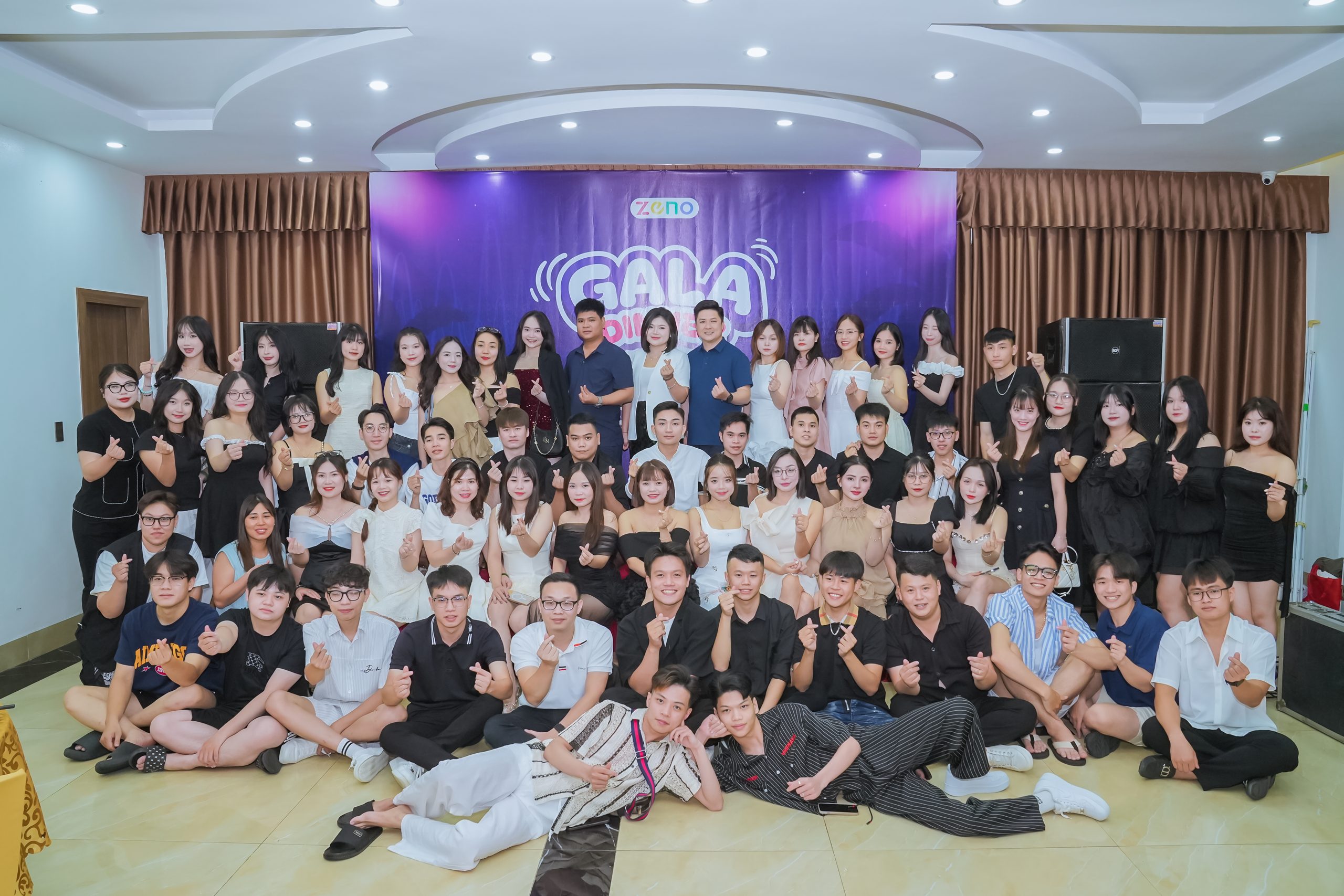 Tiệc tối gala dinner trong chuyến du lịch hạ long 2025 của Zeno